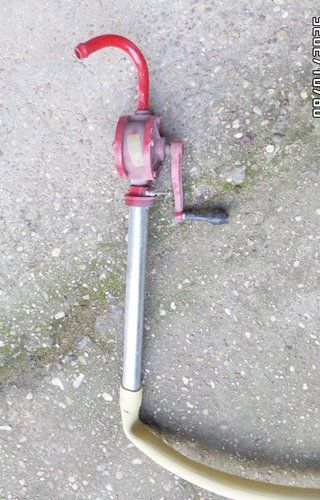 Bomba manual de manivela roja