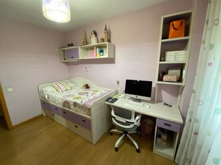 Dormitorio juvenil: cama, escritorio y estantería