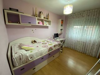 Dormitorio juvenil: cama, escritorio y estantería