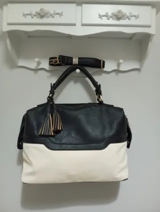 Bolso azul marino y blanco con correa