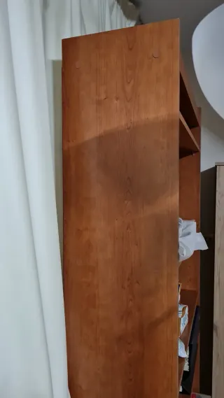 Estantería de madera marrón