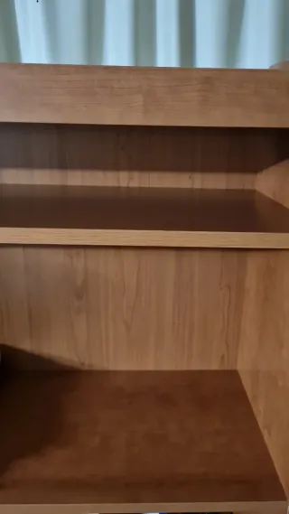 Estantería de madera marrón