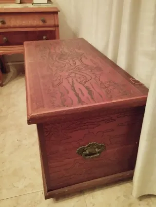 Arcón de madera antiguo labrado