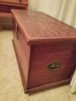 Arcón de madera antiguo labrado