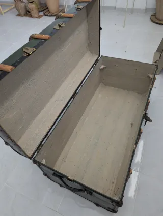 Baúl antiguo de madera y metal