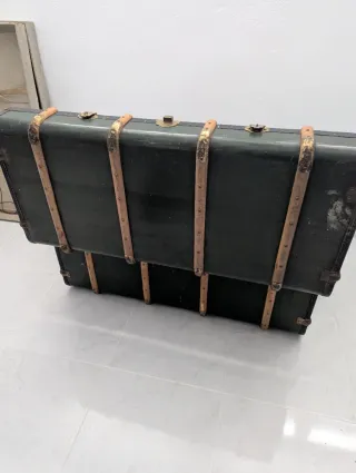 Baúl antiguo de madera y metal