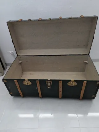 Baúl antiguo de madera y metal