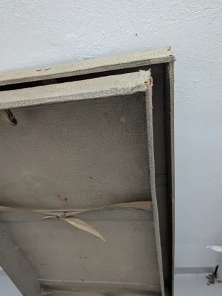 Baúl antiguo de madera y metal