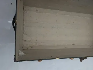 Baúl antiguo de madera y metal