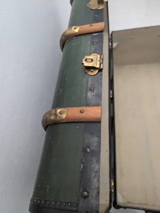 Baúl antiguo de madera y metal