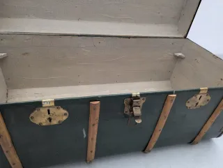 Baúl antiguo de madera y metal