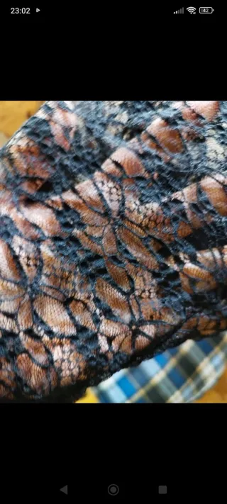 Blusa de Encaje Negro con Escote Cruzado