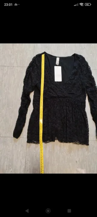 Blusa de Encaje Negro con Escote Cruzado