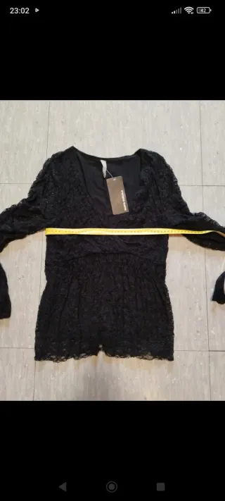 Blusa de Encaje Negro con Escote Cruzado