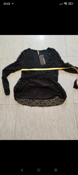 Blusa de Encaje Negro con Escote Cruzado