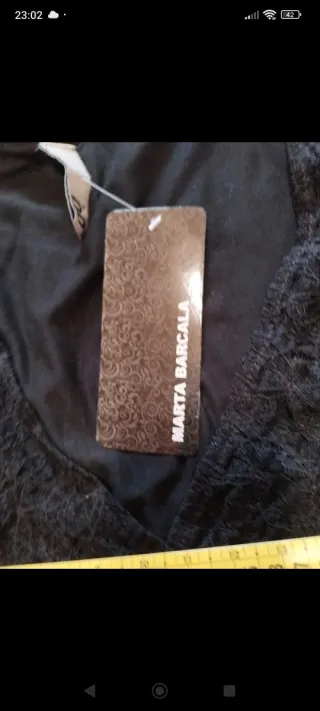 Blusa de Encaje Negro con Escote Cruzado