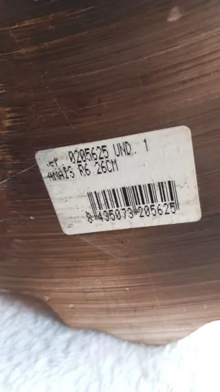 Figura mujer joven sentada pelo recogido