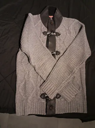 Maglione con chiusura a alamaro