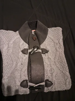 Maglione con chiusura a alamaro