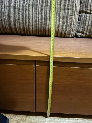 Mueble de habitación con cama y cajones