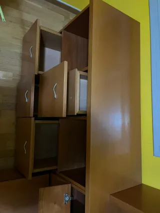 Mueble de habitación con cama y cajones