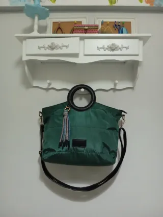 Bolso acolchado verde de mano y hombro
