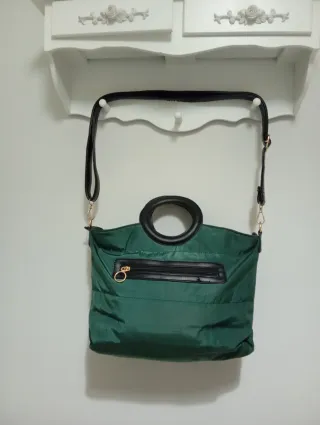 Bolso acolchado verde de mano y hombro
