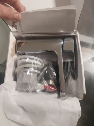 se vende  tres grifos 100€ los tres están nuevos