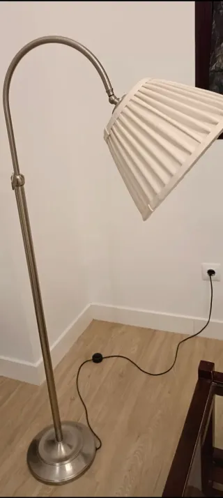 Lámpara de pie blanca con pie de acero inoxidable