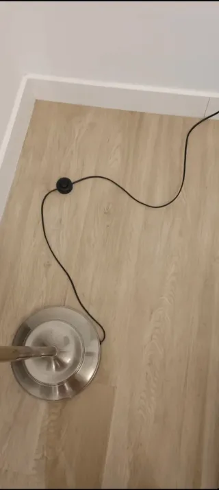 Lámpara de pie blanca con pie de acero inoxidable