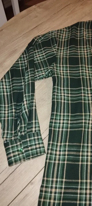 Camisa de cuadros verde,pone S equivale L