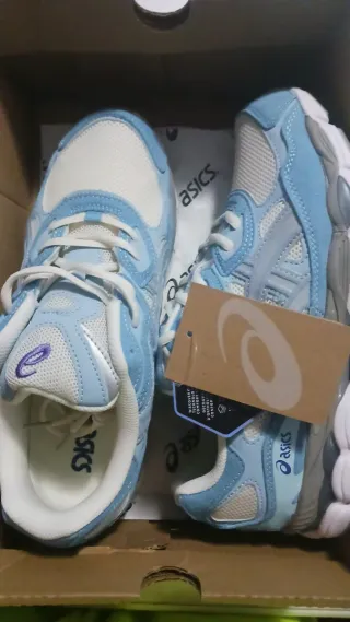 Asics azules y blancas