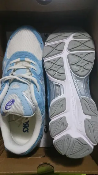 Asics azules y blancas