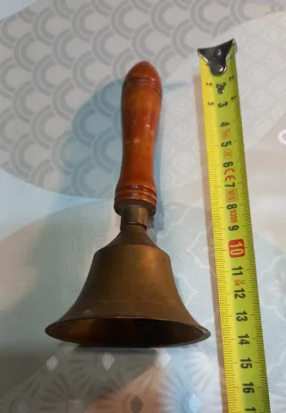 Campana de mesa de latón y madera