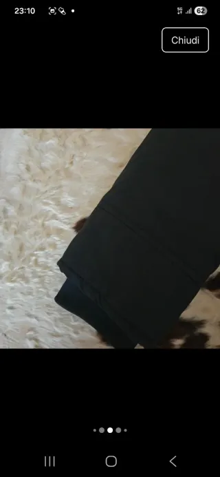 Piumino nero con cappuccio bianco