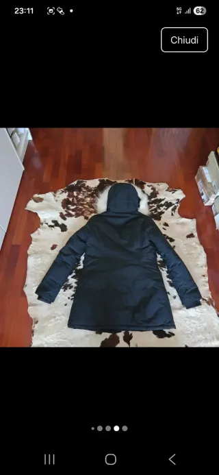 Piumino nero con cappuccio bianco