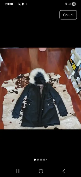 Piumino nero con cappuccio bianco