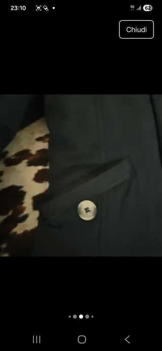 Piumino nero con cappuccio bianco