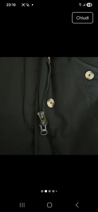 Piumino nero con cappuccio bianco