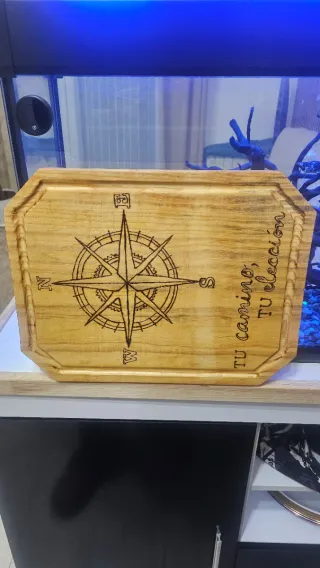 Tabla de cortar de madera con brújula
