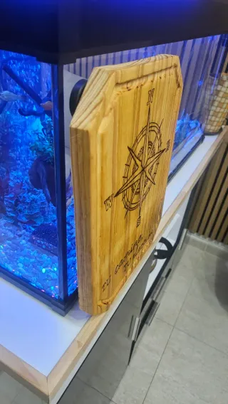 Tabla de cortar de madera con brújula