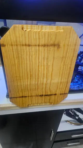Tabla de cortar de madera con brújula