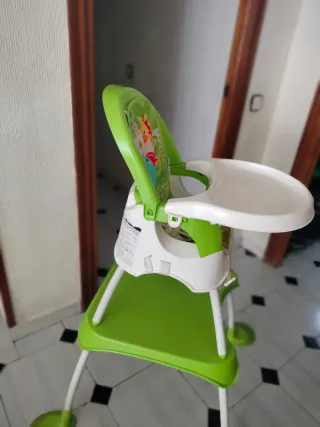 Trona de bebé verde y blanca