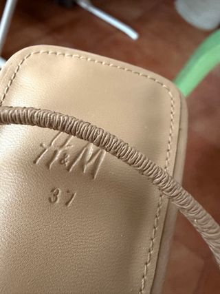 Sandalias H&M nude tacón cuadrado