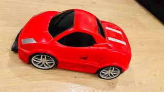 Maleta infantil con forma de coche rojo