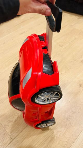Maleta infantil con forma de coche rojo