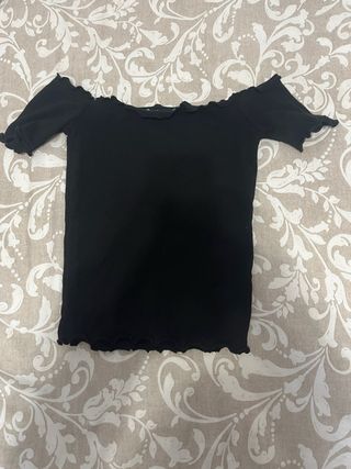 Top negro hombros descubiertos