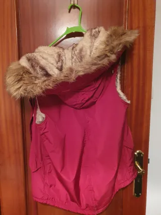 Chaleco mujer con capucha y pelo