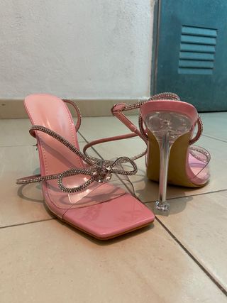 Zapatos de tacón rosa con pedrería