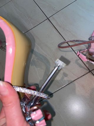 Zapatos de tacón rosa con pedrería